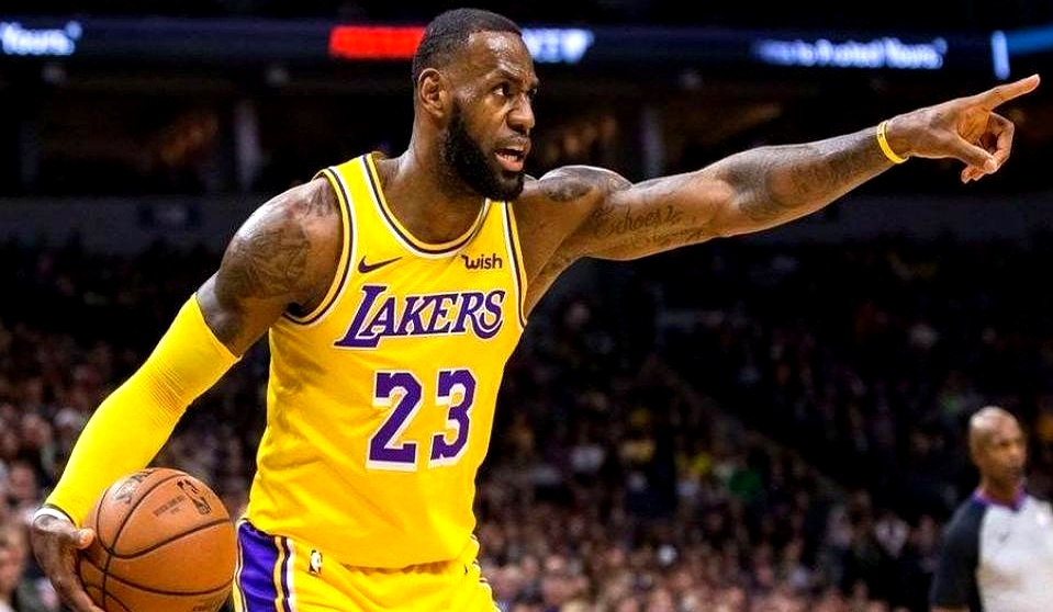 震撼！詹姆斯在拳击赛场爆冷取胜！