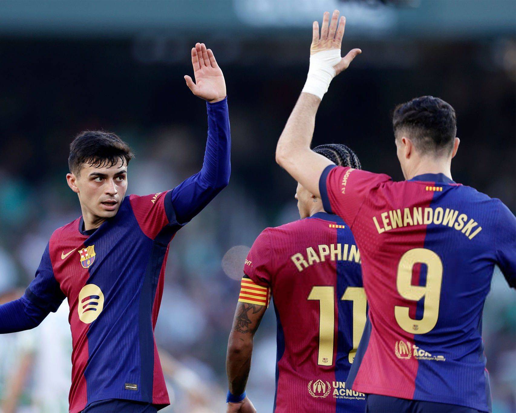 包含莱万多夫斯基重返赛场，反败为胜首场状态出色，拜仁观众沸腾！比赛高潮迭起的词条